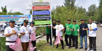 Kampanye Sadar Wisata, Pj Bupati Aceh Besar bersama Masyarakat Bersihkan Kawasan Pantai Lampuuk