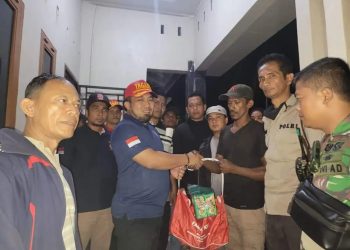 Sejenak Damkar Padamkan Api, Pj Bupati Aceh Besar Serahkan Bantuan Masa Panik Kebakaran di Meunasah Papeun