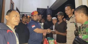 Sejenak Damkar Padamkan Api, Pj Bupati Aceh Besar Serahkan Bantuan Masa Panik Kebakaran di Meunasah Papeun