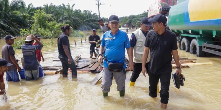 Tinjau Banjir Tamiang, Pj Gubernur: Segera Penuhi Kebutuhan di Posko Pengungsian