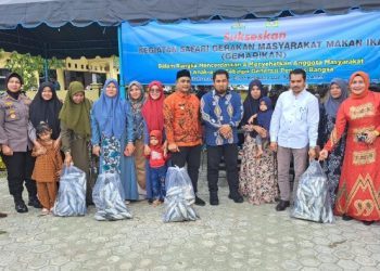 Pj. Bupati Aceh Besar dan DKP Aceh Bagikan 1 ton Ikan dalam Rangka Penanganan Inflasi
