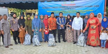 Pj. Bupati Aceh Besar dan DKP Aceh Bagikan 1 ton Ikan dalam Rangka Penanganan Inflasi