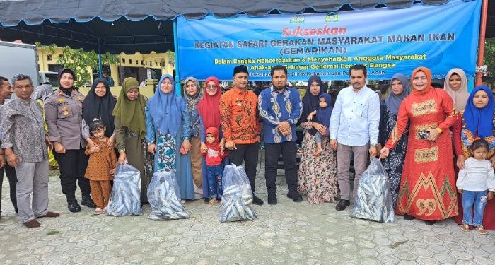 Pj. Bupati Aceh Besar dan DKP Aceh Bagikan 1 ton Ikan dalam Rangka Penanganan Inflasi