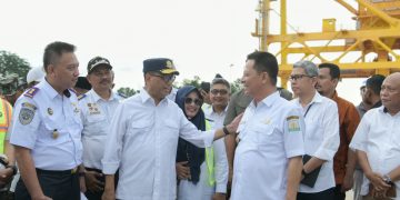 Pj Gubernur Dampingi Menhub Tinjau Pelabuhan PT PIM Untuk Operasional Produksi Pupuk NPK
