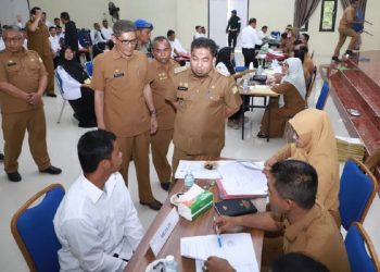 Tinjau Validasi Ulang dan Pemberkasan Tekon, Pj Bupati Aceh Besar Minta Tekon Tingkatkan Kinerja dan Kedisiplinan