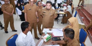 Tinjau Validasi Ulang dan Pemberkasan Tekon, Pj Bupati Aceh Besar Minta Tekon Tingkatkan Kinerja dan Kedisiplinan