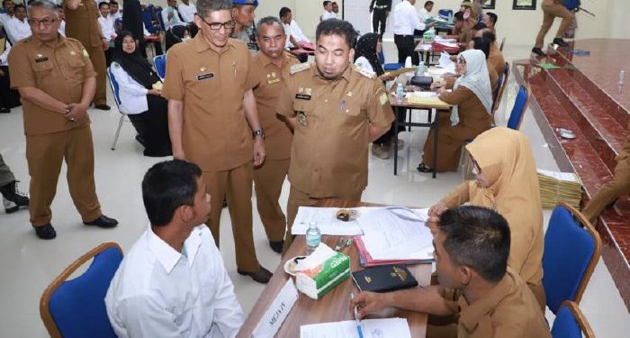 Tinjau Validasi Ulang dan Pemberkasan Tekon, Pj Bupati Aceh Besar Minta Tekon Tingkatkan Kinerja dan Kedisiplinan