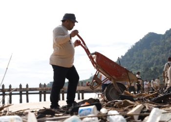 Pj Bupati Bersama Seluruh Kepala Dinas Aceh Besar Bersihkan Pantai Nipah Pulo Aceh