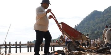 Pj Bupati Bersama Seluruh Kepala Dinas Aceh Besar Bersihkan Pantai Nipah Pulo Aceh