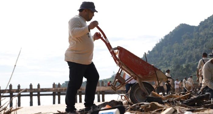 Pj Bupati Bersama Seluruh Kepala Dinas Aceh Besar Bersihkan Pantai Nipah Pulo Aceh