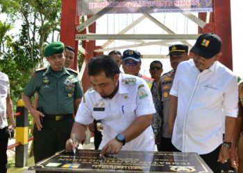 Pj Bupati Aceh Besar Bersama Anggota DPR RI Irmawan Resmikan Jembatan Gantung Siron Blang