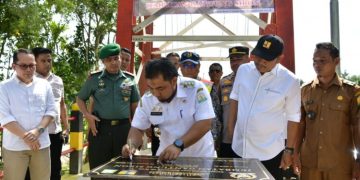 Pj Bupati Aceh Besar Bersama Anggota DPR RI Irmawan Resmikan Jembatan Gantung Siron Blang