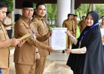 Pemerintah Aceh Serahkan SK 462 Tenaga Kontrak Setda Aceh