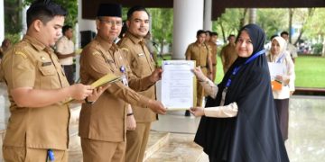 Pemerintah Aceh Serahkan SK 462 Tenaga Kontrak Setda Aceh