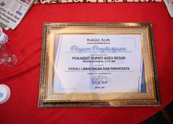 Pj Bupati Aceh Besar Diganjar Penghargaan Peduli Lingkungan dan Pariwisata