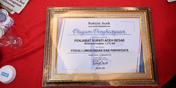 Pj Bupati Aceh Besar Diganjar Penghargaan Peduli Lingkungan dan Pariwisata