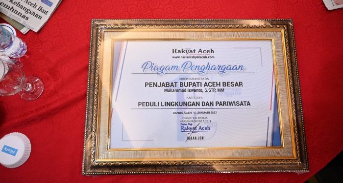 Pj Bupati Aceh Besar Diganjar Penghargaan Peduli Lingkungan dan Pariwisata