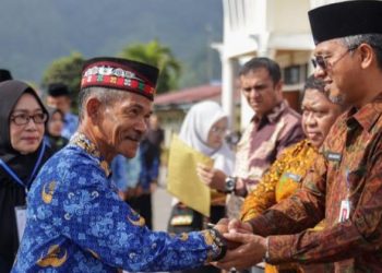 Wakili Sekda, Asisten III Serahkan SK Kenaikan Pangkat dan Pensiun ASN 4 Kabupaten