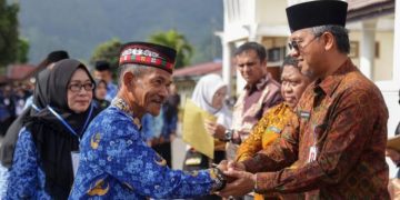 Wakili Sekda, Asisten III Serahkan SK Kenaikan Pangkat dan Pensiun ASN 4 Kabupaten