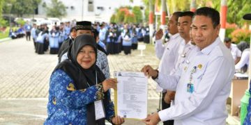 Sekda Aceh Serahkan SK Kenaikan Pangkat dan Pensiun Bagi 368 PNS di Tiga Kabupaten