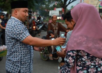 Pj Bupati Aceh Besar Bagi-bagi Takjil di Simpang Bundaran Lanud SIM Blang Bintang