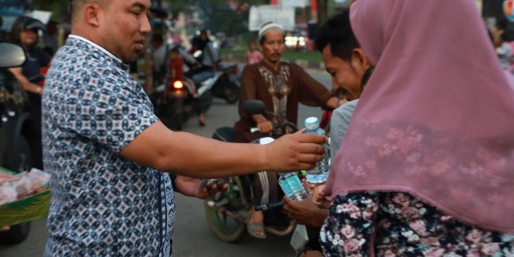 Pj Bupati Aceh Besar Bagi-bagi Takjil di Simpang Bundaran Lanud SIM Blang Bintang
