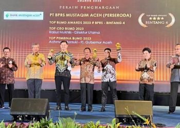 Pj Gubernur dan Bank Mustaqim Aceh Raih 3 Penghargaan Top BUMD Awards 2023