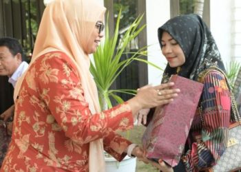 Ketua DWP Aceh Serahkan Bingkisan dan Takjil Bagi Petugas Kebersihan