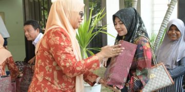 Ketua DWP Aceh Serahkan Bingkisan dan Takjil Bagi Petugas Kebersihan