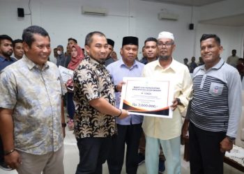 Pj Bupati Aceh Besar Serah Bantuan Kepada 14 Korban Bencana Alam dan Sosial