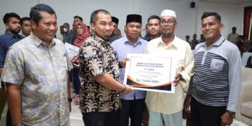 Pj Bupati Aceh Besar Serah Bantuan Kepada 14 Korban Bencana Alam dan Sosial