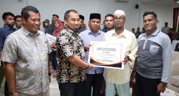 Pj Bupati Aceh Besar Serah Bantuan Kepada 14 Korban Bencana Alam dan Sosial