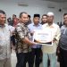 Pj Bupati Aceh Besar Serah Bantuan Kepada 14 Korban Bencana Alam dan Sosial