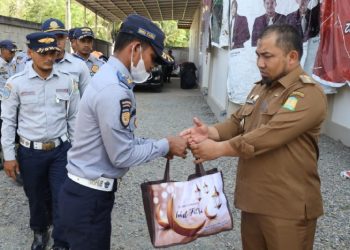 Pj Bupati Bagi-bagi Bingkisan Lebaran untuk Personil Kontrak Dishub Aceh Besar
