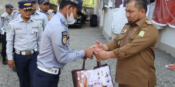 Pj Bupati Bagi-bagi Bingkisan Lebaran untuk Personil Kontrak Dishub Aceh Besar