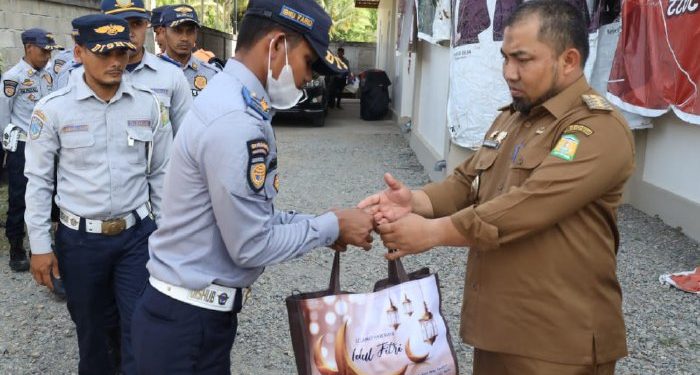 Pj Bupati Bagi-bagi Bingkisan Lebaran untuk Personil Kontrak Dishub Aceh Besar