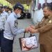 Pj Bupati Bagi-bagi Bingkisan Lebaran untuk Personil Kontrak Dishub Aceh Besar