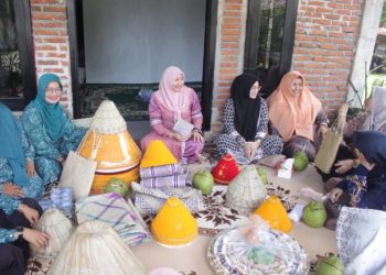 Pj Ketua Dekranasda Aceh Besar Tinjau Kerajinan Tikar dan Sange di Glee Bruek