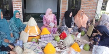 Pj Ketua Dekranasda Aceh Besar Tinjau Kerajinan Tikar dan Sange di Glee Bruek