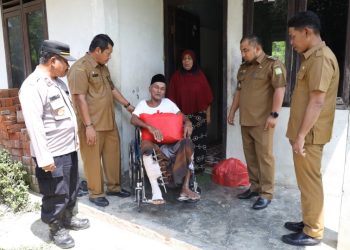 Pj Bupati Aceh Besar Serahkan Bantuan Kursi Roda untuk Penyandang Disabilitas