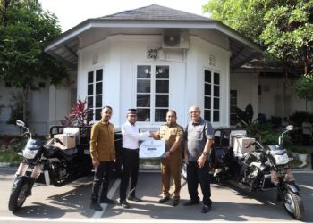 Pj Bupati Aceh Besar Menerima Bantuan Dua Viar dari PT Pembangunan Aceh