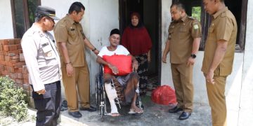 Pj Bupati Aceh Besar Serahkan Bantuan Kursi Roda untuk Penyandang Disabilitas