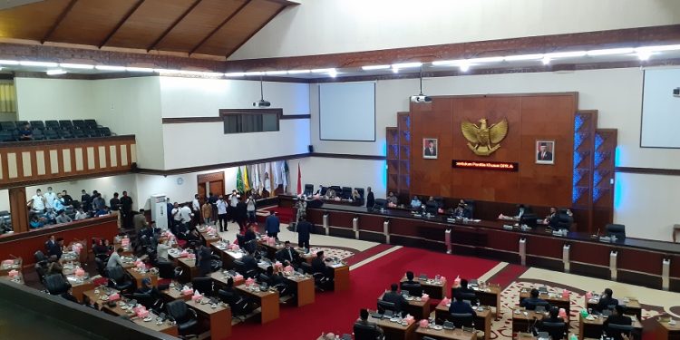 DPRA Gelar Paripurna Penyerahan LHP-BPK atas Laporan Keuangan Pemerintah Aceh Tahun Anggaran 2022