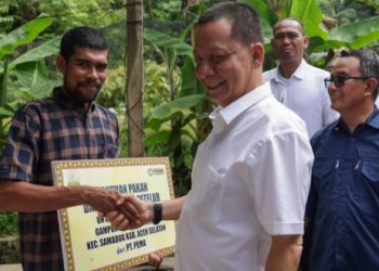 Penjabat Gubernur Serahkan Bantuan Pakan Kepada Kelompok Tani Ayam Petelur di Aceh Selatan