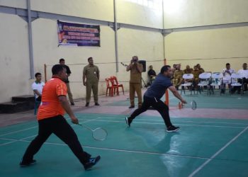 Pertandingan Persahabatan Pj Bupati Lawan Tim ISBI Awali Pembukaan Turnamen Badminton antar OPD