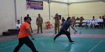 Pertandingan Persahabatan Pj Bupati Lawan Tim ISBI Awali Pembukaan Turnamen Badminton antar OPD