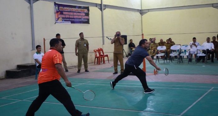 Pertandingan Persahabatan Pj Bupati Lawan Tim ISBI Awali Pembukaan Turnamen Badminton antar OPD