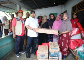 Pj Bupati Aceh Besar Serahkan Bantuan Masa Panik Kepada Korban Kebakaran di Darul Imarah