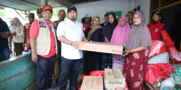 Pj Bupati Aceh Besar Serahkan Bantuan Masa Panik Kepada Korban Kebakaran di Darul Imarah