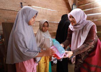 Pj Bupati dan Ketua TP PKK Aceh Besar Kunjungi Anak Yatim di Gampong Bayu